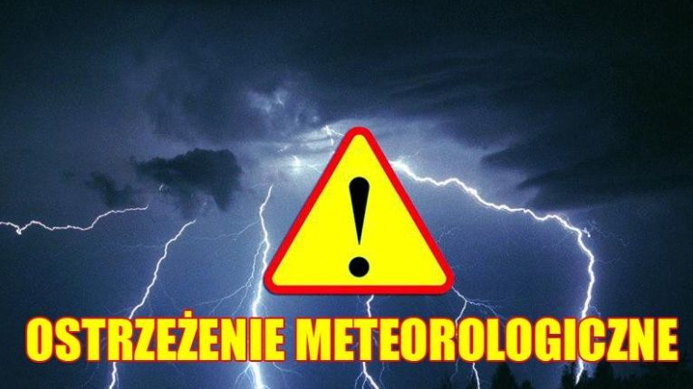 Napis ostrzeżenie meteorologiczne na tle zdjęcia błyskawic podczas burzy
